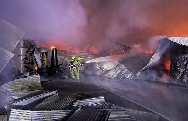 Przez kilkanaście godzin strażacy walczyli z ogniem hali produkcyjnej w Kętach, przy ulicy Partyzantów 17 A