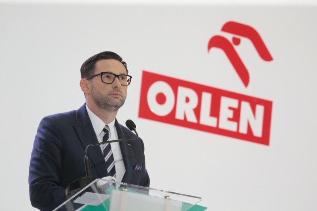 Prezes PKN Orlen Daniel Obajtek podkreślił w środę, że priorytetem "nadal będzie zapewnienie stabilności dostaw surowców i paliw, z naciskiem na działania sukcesywnie ograniczające ich emisyjność". Zdaniem Obajtka ważną rolę może odegrać tu Lotos, ze względu na "ogromny potencjał, by poprzez badania i współpracę z gdańskim środowiskiem naukowym, rozwijać projekty z zakresu paliw alternatywnych, w tym wodoru, a także elektromobilności".