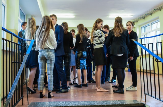 Maturzyści z Bydgoszczy już po pierwszym egzaminie maturalnym. Język polski na poziomie podstawowym – to z tym przedmiotem zmagali się w poniedziałek (6 maja) tegoroczni abiturienci.