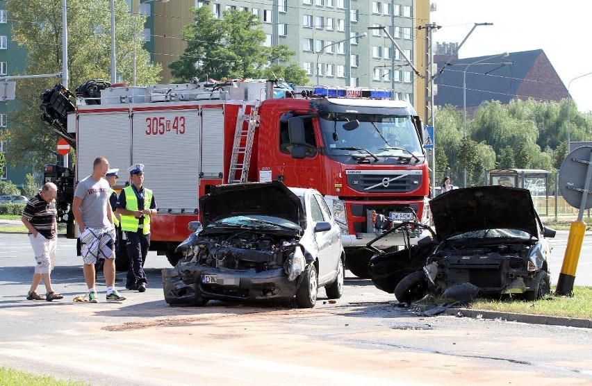 Wrocław: Trzy osoby ranne w zderzeniu dwóch aut na Bałtyckiej/Obornickiej (ZDJĘCIA)