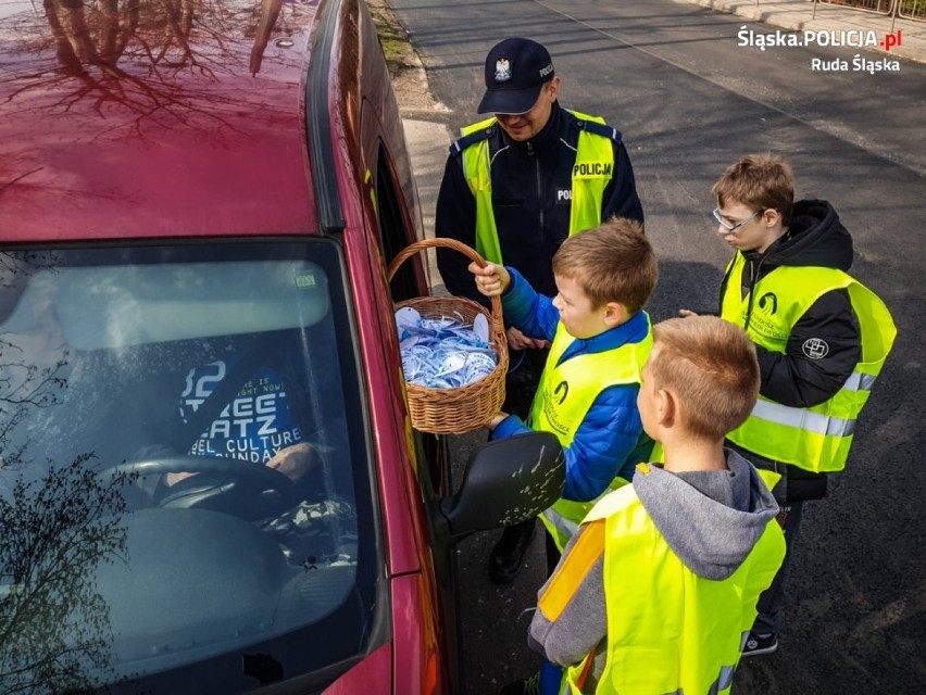 Ruda Śląska: policjanci rozdawali kierowcom niebieskie cukierki. Dlaczego? ZDJĘCIA
