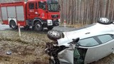 Powiat sulęciński: Dachował samochód na DW 136. Sytuacja wyglądała bardzo groźnie 