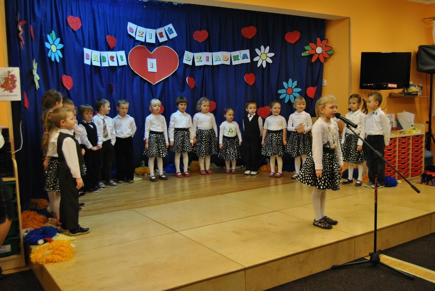 Dzieci z Gminnego Przedszkola w Grodzisku zaprosiły dziadków na przedstawienie