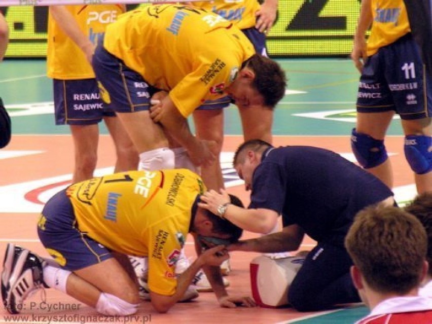 W czasie meczu łokciem w twarz dostał Maciej Dobrowolski.