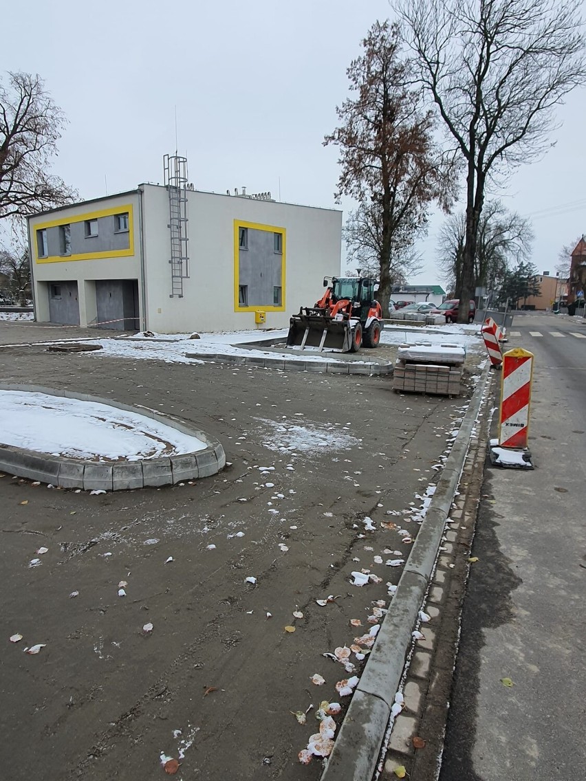 Powstają dodatkowe miejsca parkingowe przy Ośrodku Pomocy Społecznej w Mieścisku 