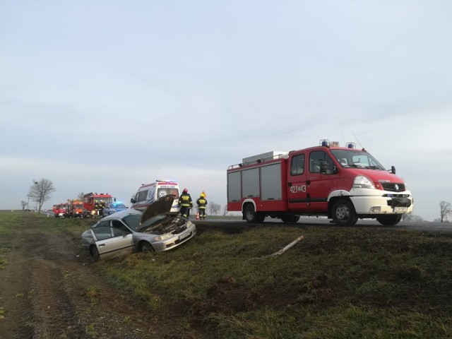 W poniedziałek (2 marca) rano w Zegartowicach na drodze krajowej nr 91 dachowała honda accord. Jedna osoba trafiła do szpitala. Straty oszacowano na 15 tys. złotych. Działały cztery zastępy straży pożarnej i policjanci. 

Z kolei w Lisewie, przy ul. Toruńskiej, dachowało audi A4. Informator, który zadzwonił do policjantów, powiedział, że kierowca oddala się z miejsca zdarzenia. W pościg za nim ruszyli natychmiast przybyli w to miejsce policjanci. Udało im się złapać nietrzeźwego uciekiniera 500 metrów dalej. Kierowca wydmuchał ponad 2,4 promila alkoholu. Straty oszacowano na 15 tys. złotych.

W Chełmnie, przy ul. Młyńskiej kobieta kierująca hondą wjechała w tył nissana. Dostała mandat. Z kolei przy ul. Dworcowej kierujący renault najechał na tył opla i również nie uniknął mandatu. W Błachcie natomiast pod koła jadącego volkswagenem passatem wbiegła sarna. Na DK91 ciężarówka zatrzymała się na skrzyżowaniu przed sygnalizacją świetlną. Za nią stało bmw. Zdaniem kierowcy osobówki ciężarowy pojazd stoczył się i uszkodził jego auto. Kierowca ciężarówki nie przyznaje się. Policjanci wszczęli postępowanie w tej sprawie. 

W Wielkich Łunawach Iveco na łuku drogi wjechał na pas przeciwny i uderzył w kię. Sprawa zakończyła się dla sprawcy kolizji mandatem. Natomiast w Chełmnie kierujący mitsubishi z przyczepą nie zachował ostrożności cofając i uderzył w zaparkowaną skodę. Dostał mandat. 

W niedzielę strażaków wezwano do uszkodzonego komina w Dubielnie. Ratownicy wygasili piec centralnego ogrzewania, jeden z kosza na wysięgniku zdemontował zwisające uszkodzone elementy komina. 

W weekend w ręce policjantów wpadli nietrzeźwi rowerzyści. Ujęty w Lisewie motorowerzysta wydmuchał ponad 2 promile alkoholu. Z kolei zatrzymany w Niemczyku cyklista miał 1,4 promila alkoholu w wydychanym powietrzu. A w Pniewitem wyeliminowano z ruchu rowerzystę, który wydmuchał 1,9 promila alkoholu.