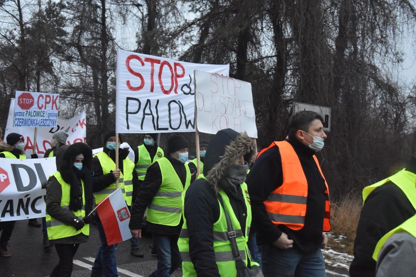 Sprzeciw wobec CPK mieszkańcy wyrażali na transparentach, a...