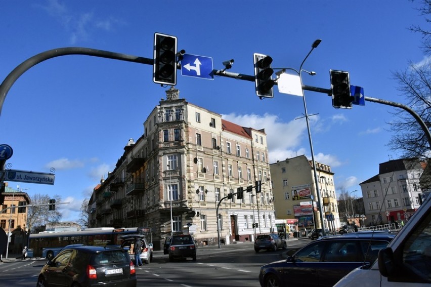 Wypadek na skrzyżowaniu ulicy Skarbka z Jaworzyńską w Legnicy [ZDJĘCIA]