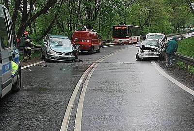 Ostrożnica: Wypadek na zakręcie DK78. Dwie osoby ciężko ranne