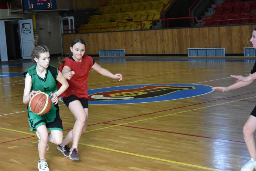 Młodziutkie koszykarki ze Stalowej Woli najlepsze na Rejonowych Igrzyskach Młodzieży. Zobacz zdjęcia