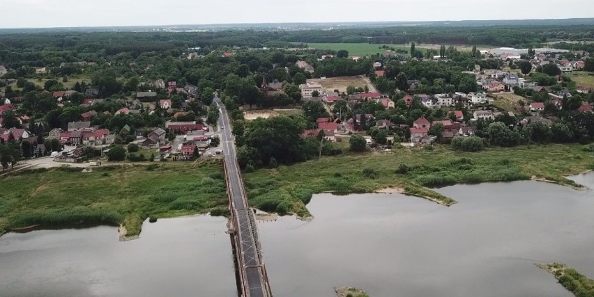 W kwietniu 1925 roku zakończono budowę mostu ze stali i...