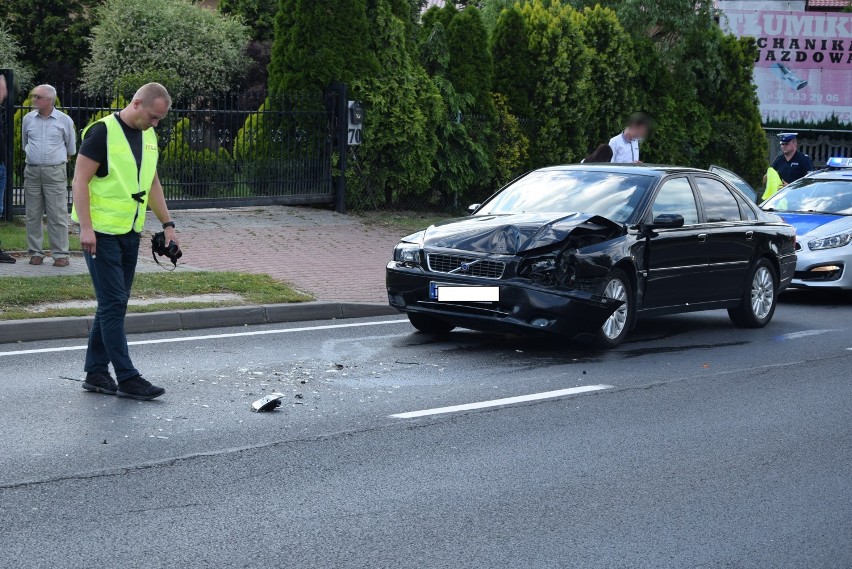 Wieluń. 32-latek mając ponad 2 promile najechał na tył volvo. Poszkodowane zostały 2 osoby ZDJĘCIA