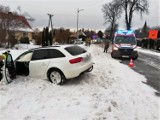 Gm. Darłowo. Ściął dwa słupy, uderzył w Volkswagena... Policja - kierowca był pijany! ZDJĘCIA