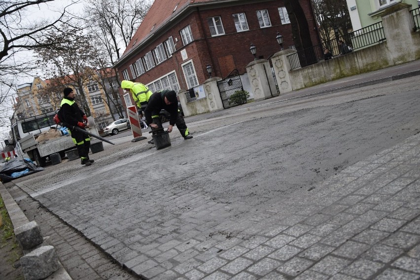 Ekipa naprawia kostkę na ul. Bankowej w Nowej Soli