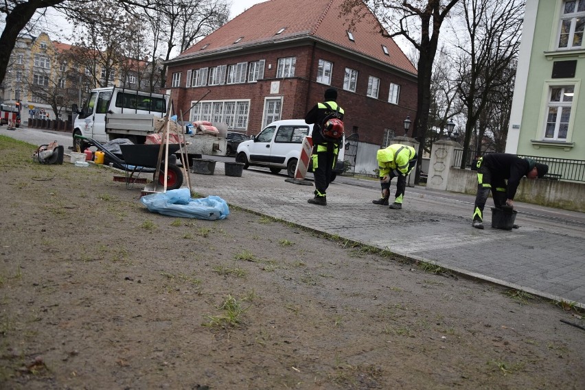 Ekipa naprawia kostkę na ul. Bankowej w Nowej Soli