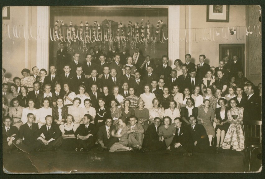 Fotografia z 1933 roku, zabawa karnawałowa członków...