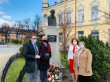 Nowy Sącz. Uczcili 230. rocznicę uchwalenia Konstytucji 3 Maja. Złożyli kwiaty pod pomnikiem Stanisława Machałowskiego [ZDJĘCIA]