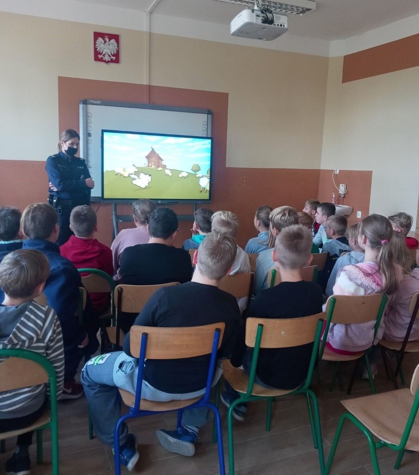 Lekcje z policjantką w szkole w Mięcierzynie.