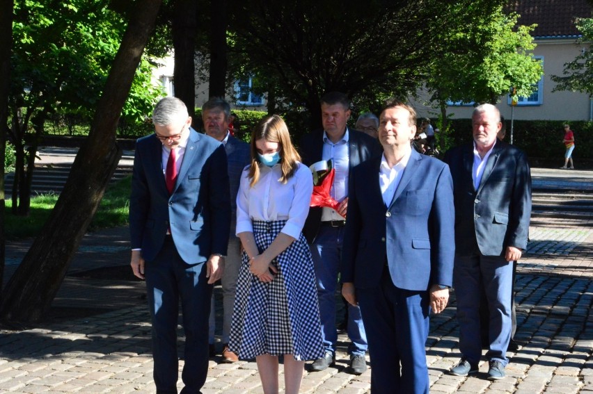 Kwidzyn. 76. rocznica wybuchu Powstania Warszawskiego. Trzy delegacje złożyły kwiaty na Skwerze Kombatantów [ZDJĘCIA]