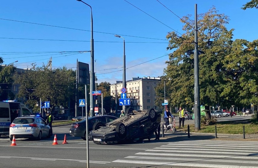 Wypadek w centrum Warszawy. Dachował samochód. Są ranni