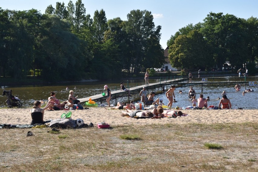 Kąpielisko w Brzezinach w upalną niedzielę. Z ochłody w wodzie i wypoczynku na plaży korzysta tu wiele osób. ZDJĘCIA