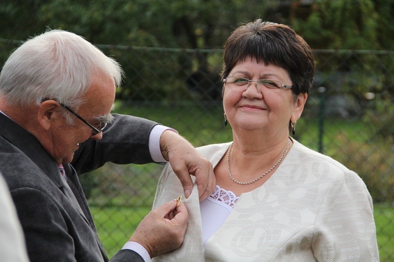 Józef Smolis wręcza Urszuli Grzyb złotą odznakę „Zasłużony...