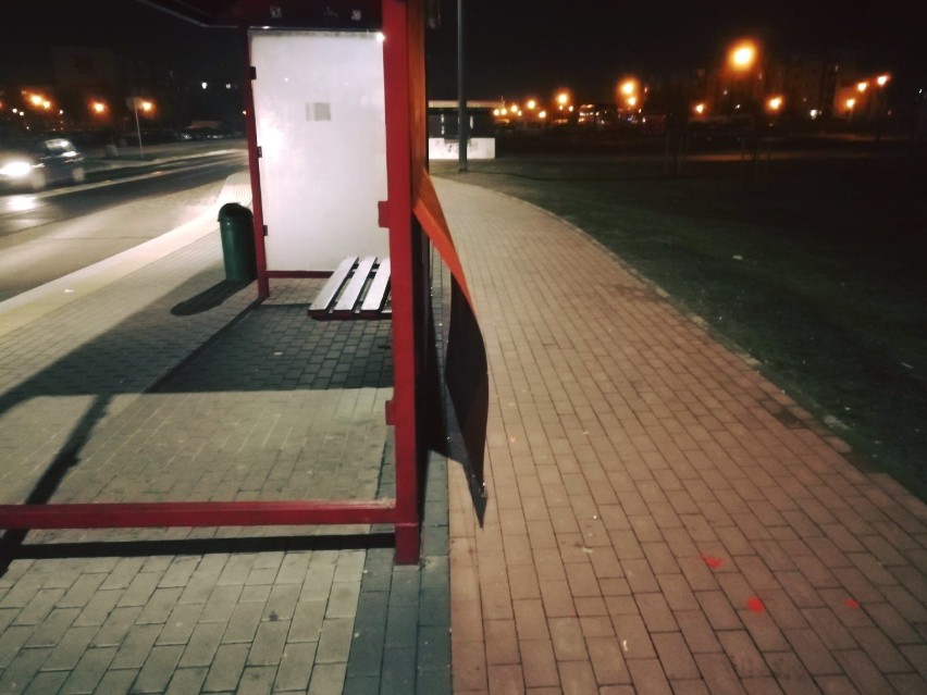 Niszczył wiatę autobusową w Rumi. Odpowie przed sądem [ZDJĘCIA]