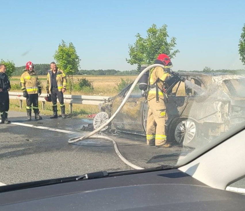 Pożar samochodu na trasie S8 w kierunku Wrocławia