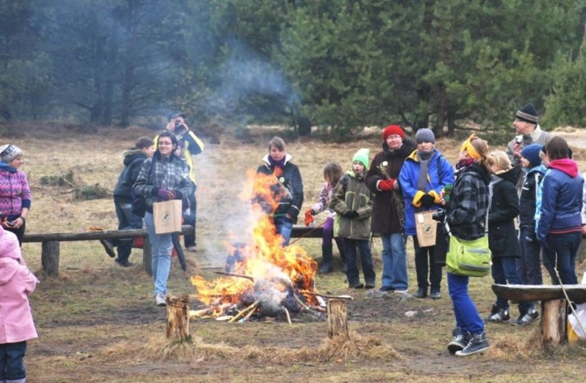 Uczniowie maszerując witali wiosnę