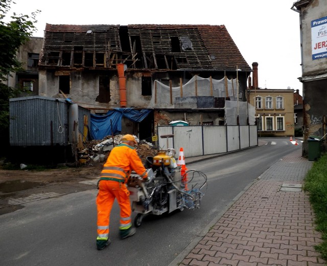 Ulica Ciesielska i budynek przy ulicy Drzewnej, który powoli znika.