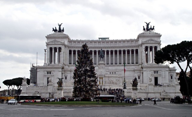 Pomnik Wiktora Emanuela II, zwany także &quot;Vittorianem&quot; wznosi się u podn&oacute;ża Kapitolu w centrum Rzymu. Zaprojektowany  przez Giuseppe Sacconiego (1885-1911 r.).
Fot. Dorota Michal