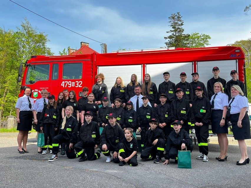 To dla nich pierwszy krok do pracy straży. Młodzieżowa Drużyna Pożarnicza przy OSP w Cewicach złożyła ślubowanie
