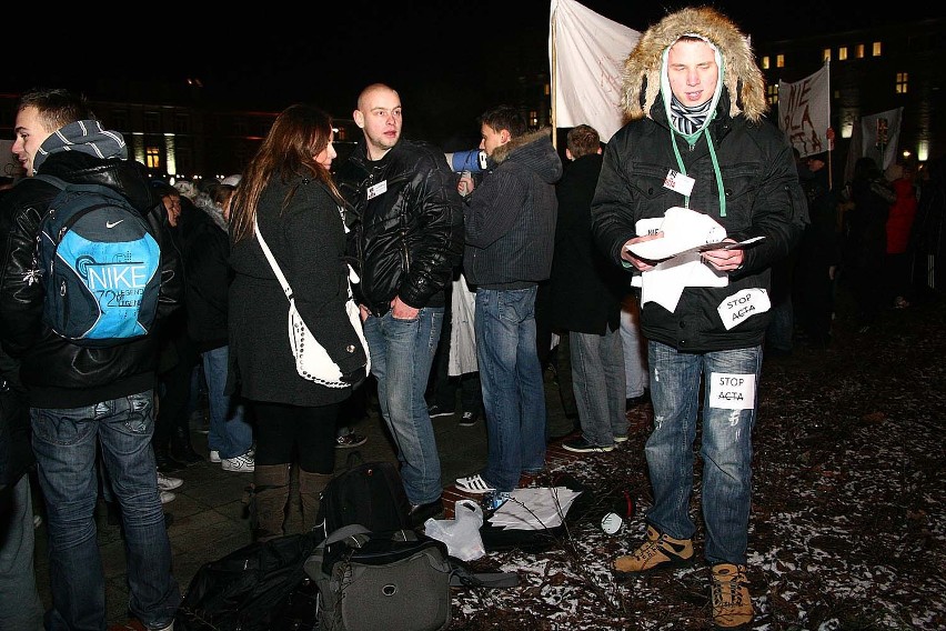 Nie dla ACTA w Pile. W manifestacji na pl. Staszica wzięło udział pół tysiąca osób [ZDJĘCIA i WIDEO]