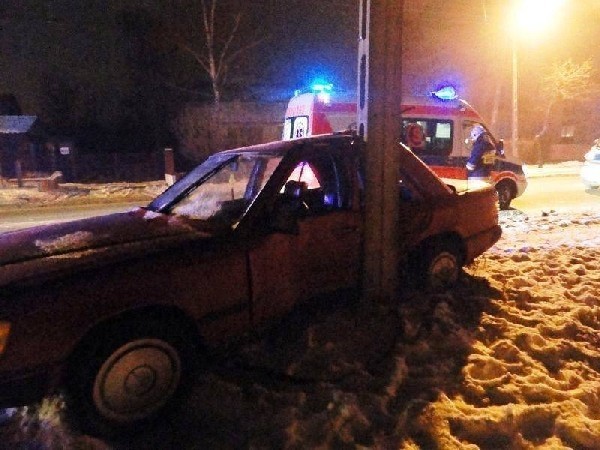 Na przydrożnym słupie skończył swoją podróż pijany 21-letni...