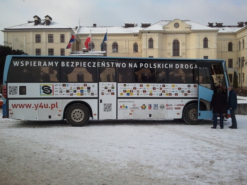 Pierwszy autobus promujący kampanię społeczną &quot;Wspieramy bezpieczeństwo na polskich drogach&quot;