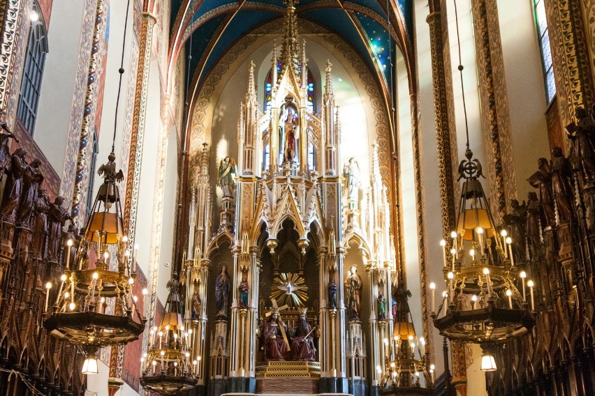Kraków. Ołtarz główny u dominikanów nie do poznania! Odzyskał swoje kolory z XIX wieku