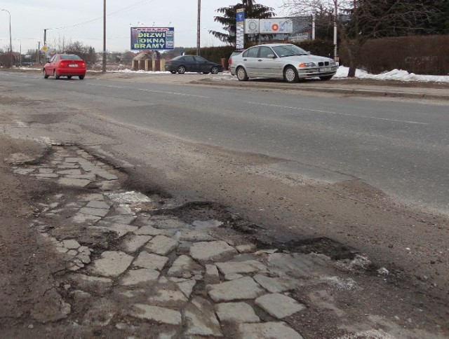 Stan ulicy Bałtowskiej jest fatalny. Urzędnicy przerzucają się argumentami, a kierowcy jeżdżą po dziurawym asfalcie.