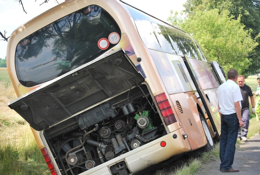 Autobus wycieczkowy rozbił się w Bogdanowie [ZDJĘCIA]