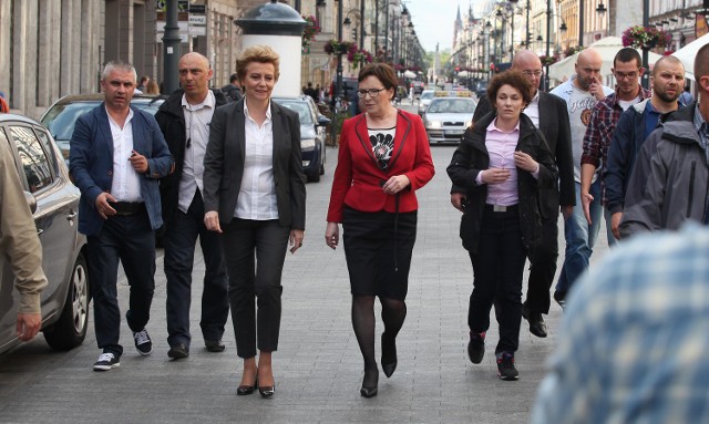 Premier Ewa Kopacz spotkała się z łodzianami na podwórcu miejskim na 6 Sierpnia . 13.07.2015