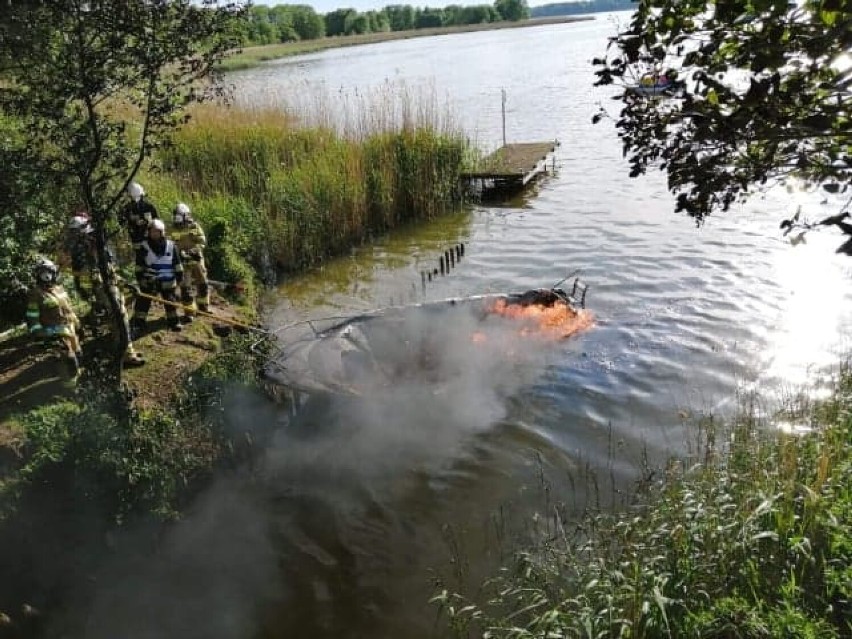 Pożar łodzi motorowej na Jeziorze Osłonińskim 