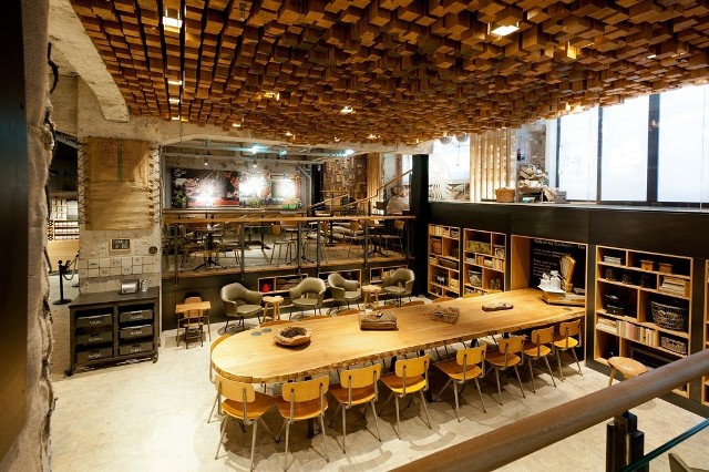 Tak Starbucks Reserve wyglada w Amsterdamie. Wrocławska kawiarnia ma być urządzona w takim samym,  kolonialnym, stylu