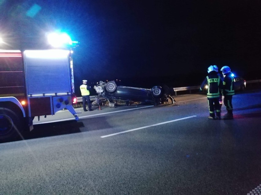 Dachowanie BMW na autostradzie A1 pod Włocławkiem. 3 osoby trafiły do szpitala [zdjęcia]