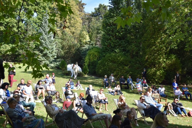 W ogrodzie Muzeum Lubuskiego gorzowianie spotkali się na pikniku. Część przyszła w strojach stylizowanych na lata 20. i 30. ubiegłego wieku