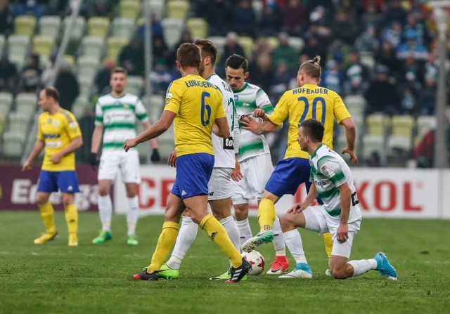 17.04.2017 Sławomir Peszko (z prawej) i Rafał Wolski (w środku) podczas ligowego meczu Lechii Gdańsk z Arką Gdynia