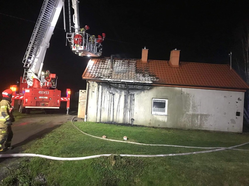 Pożar domu i wypadek na S7. Nocne interwencje strażaków