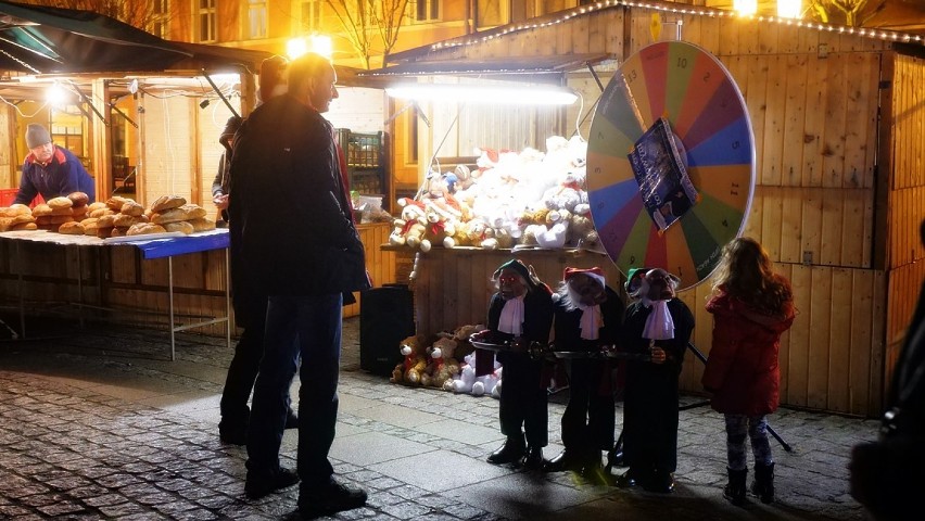 Fireshow podczas Jarmarku Bożonarodzeniowego w Gnieźnie [FOTO, FILM]