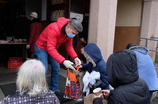 Członkowie fundacji Stacja 6 i wolontariusze rozdali wielkanocny posiłek i paczki żywnościowe osobom bezdomnym, samotnym i potrzebującym