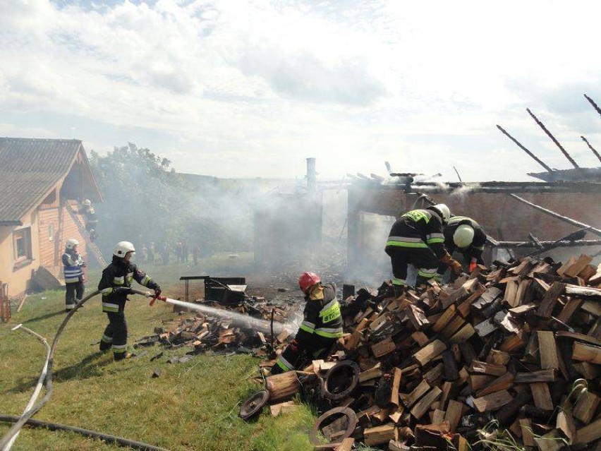 Strażacy uratowali dom w Janczowej. Stodoła spłonęła