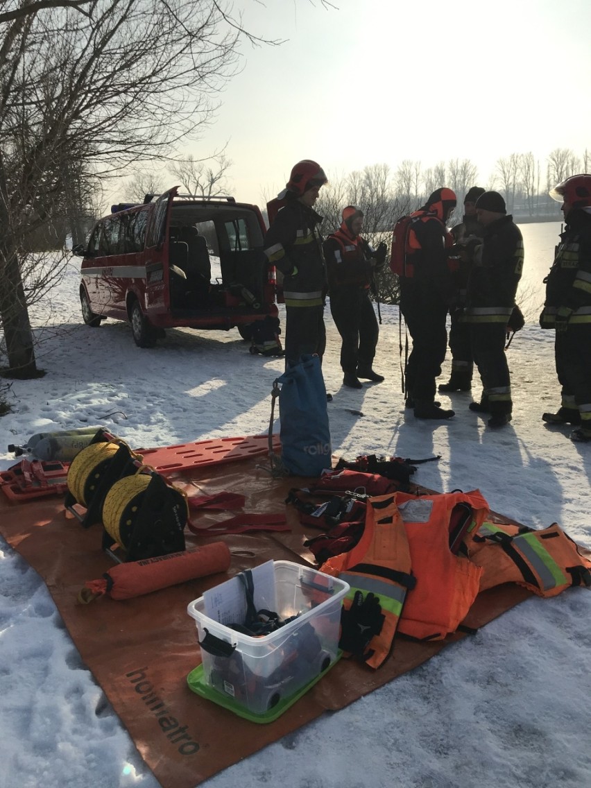 Strażacy mieli ćwiczenia z zakresu ratownictwa lodowego