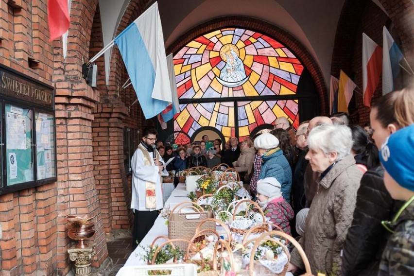 Święcenie pokarmów w Wielką Sobotę powinno odbywać się na...